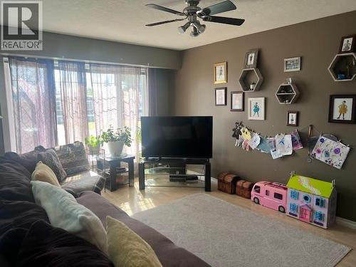 312 99 Avenue, Dawson Creek, BC - Indoor Photo Showing Living Room