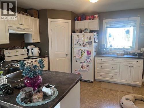 312 99 Avenue, Dawson Creek, BC - Indoor Photo Showing Kitchen