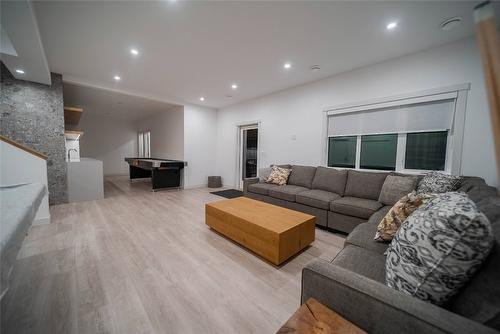 6392 Tie Lake Road, Jaffray, BC - Indoor Photo Showing Living Room