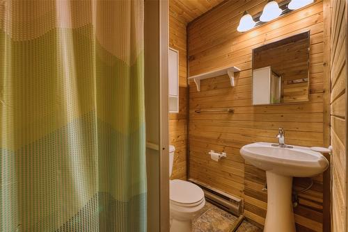 48 Puckett Road, Cherryville, BC - Indoor Photo Showing Bathroom