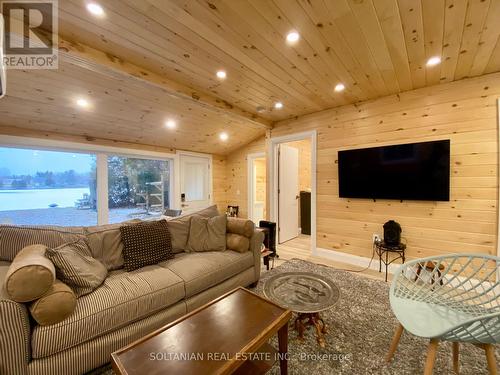 29 Paradise Road, Kawartha Lakes, ON - Indoor Photo Showing Living Room