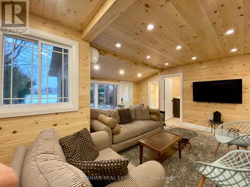 29 Paradise Road, Kawartha Lakes, ON - Indoor Photo Showing Living Room