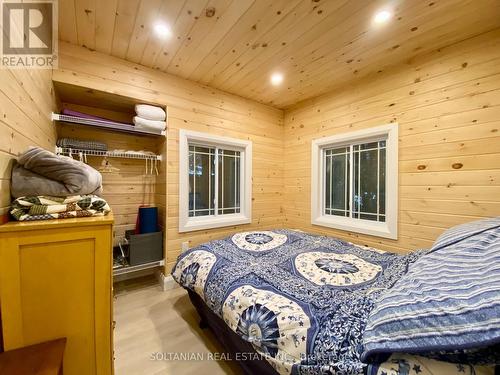 29 Paradise Road, Kawartha Lakes, ON - Indoor Photo Showing Bedroom