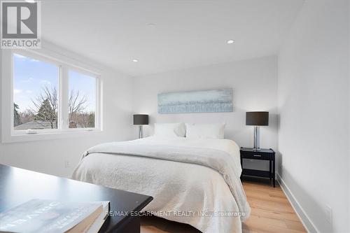 94 West 32Nd Street, Hamilton, ON - Indoor Photo Showing Bedroom