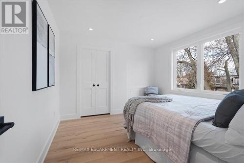 94 West 32Nd Street, Hamilton, ON - Indoor Photo Showing Bedroom