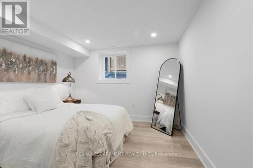 94 West 32Nd Street, Hamilton, ON - Indoor Photo Showing Bedroom