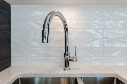 900-1628 Store St, Victoria, BC - Indoor Photo Showing Kitchen With Double Sink