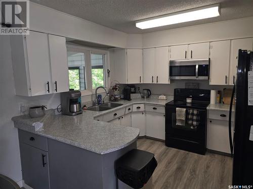 212 8Th Street E, Wynyard, SK - Indoor Photo Showing Kitchen With Double Sink