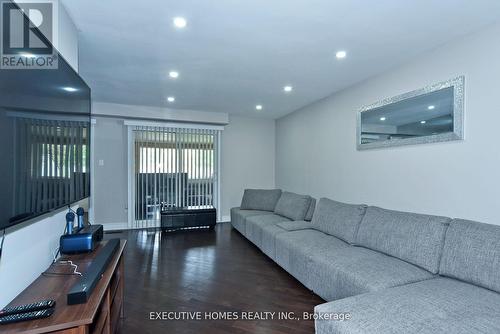 194 Braymore Boulevard, Toronto, ON - Indoor Photo Showing Living Room