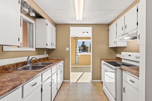 1416 Alder Street, Creston, BC - Indoor Photo Showing Kitchen With Double Sink