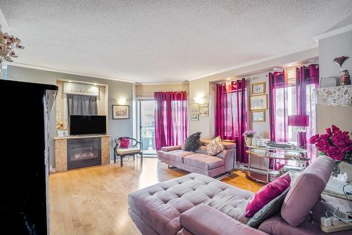 Salon - 1609-3330 Boul. Le Carrefour, Laval (Chomedey), QC - Indoor Photo Showing Living Room With Fireplace