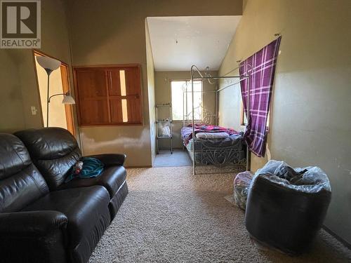 7826 3 Highway, Yahk, BC - Indoor Photo Showing Living Room