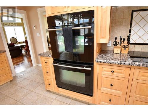 Double ovens - 9003 Cherry Lane, Coldstream, BC - Indoor Photo Showing Kitchen