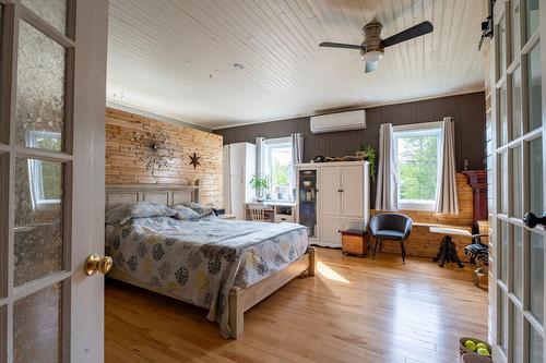 Loft - 475 Route De La Grande-Alliance, Baie-Sainte-Catherine, QC - Indoor Photo Showing Bedroom