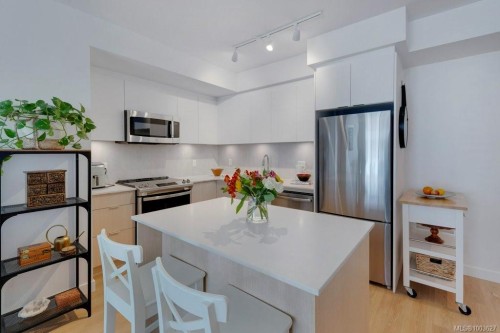 418-1115 Johnson St  Victoria, BC V8V 3M9