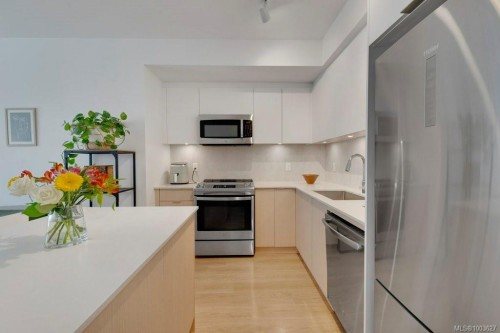 418-1115 Johnson St, Victoria, BC - Indoor Photo Showing Kitchen With Stainless Steel Kitchen With Upgraded Kitchen