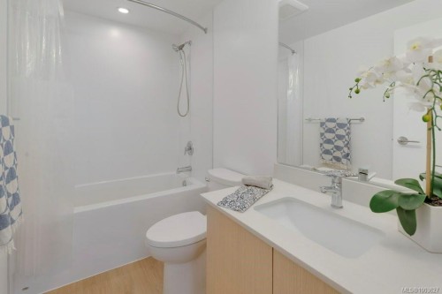 418-1115 Johnson St, Victoria, BC - Indoor Photo Showing Bathroom