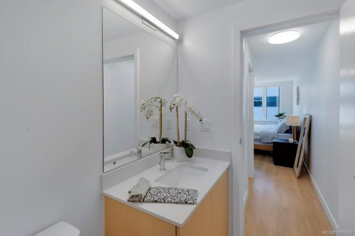 418-1115 Johnson St, Victoria, BC - Indoor Photo Showing Bathroom