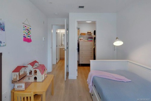 418-1115 Johnson St, Victoria, BC - Indoor Photo Showing Bedroom