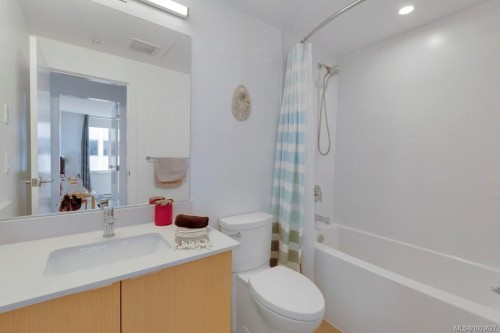 418-1115 Johnson St, Victoria, BC - Indoor Photo Showing Bathroom