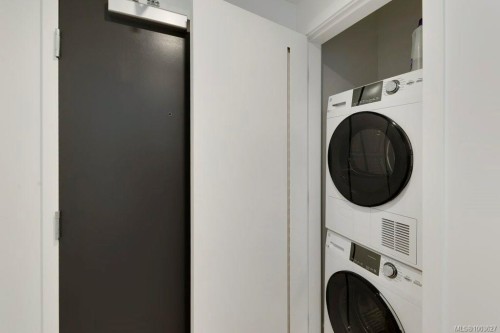 418-1115 Johnson St, Victoria, BC - Indoor Photo Showing Laundry Room