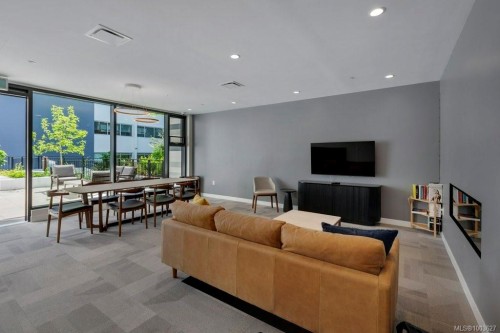 418-1115 Johnson St, Victoria, BC - Indoor Photo Showing Living Room