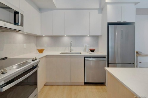 418-1115 Johnson St, Victoria, BC - Indoor Photo Showing Kitchen With Stainless Steel Kitchen With Upgraded Kitchen
