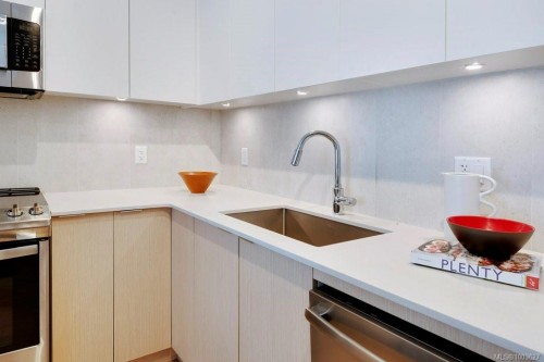 418-1115 Johnson St, Victoria, BC - Indoor Photo Showing Kitchen