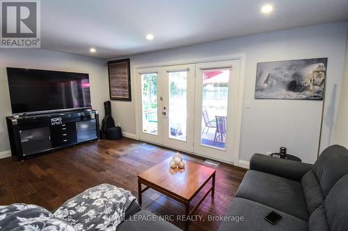 12 - 2684 Mewburn Road, Niagara Falls (Casey), ON - Indoor Photo Showing Living Room