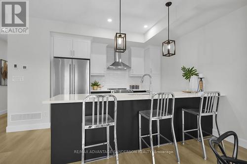 195 Bowman Drive, Middlesex Centre (Ilderton), ON - Indoor Photo Showing Kitchen With Upgraded Kitchen