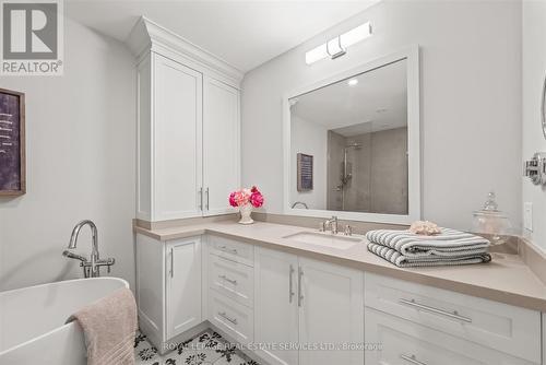 Four-Piece Ensuite to Third Bedroom - 2315 8 Sideroad, Burlington, ON - Indoor Photo Showing Bathroom