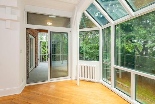 Coin-repas - 3244 Boul. The Boulevard, Westmount, QC -  With Exterior