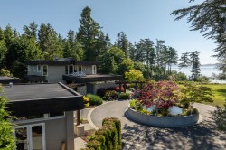 5605 Parker Ave  Saanich, BC V8Y 2N2