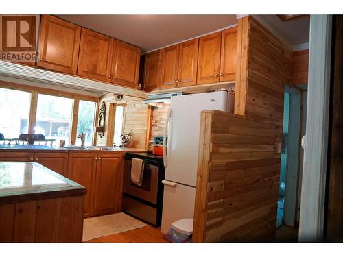 617 Payne Street, Creston, BC - Indoor Photo Showing Kitchen With Double Sink