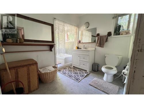 617 Payne Street, Creston, BC - Indoor Photo Showing Bathroom