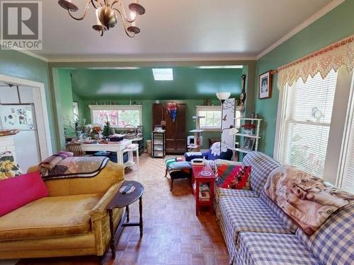 12123 Scotch Fir Point Rd, Powell River, BC - Indoor Photo Showing Living Room