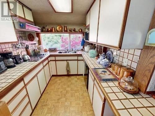 12123 Scotch Fir Point Rd, Powell River, BC - Indoor Photo Showing Kitchen With Double Sink