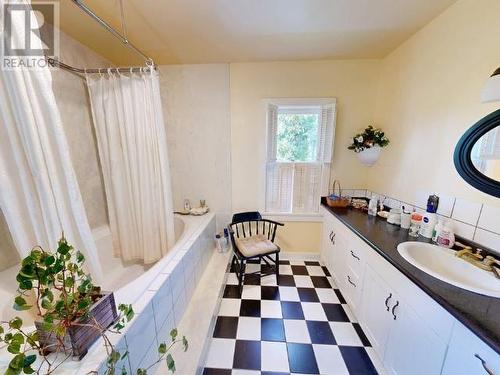12123 Scotch Fir Point Rd, Powell River, BC - Indoor Photo Showing Bathroom