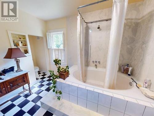 12123 Scotch Fir Point Rd, Powell River, BC - Indoor Photo Showing Bathroom