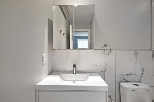 Bathroom - 3515 Boul. Décarie, Montréal (Côte-Des-Neiges/Notre-Dame-De-Grâce), QC - Indoor Photo Showing Bathroom