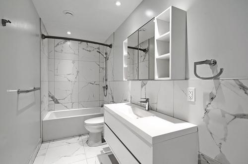 Bathroom - 3515 Boul. Décarie, Montréal (Côte-Des-Neiges/Notre-Dame-De-Grâce), QC - Indoor Photo Showing Bathroom