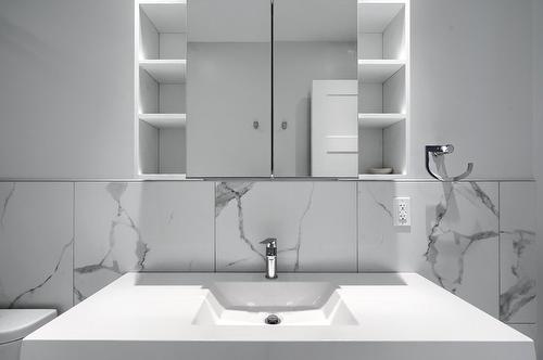 Bathroom - 3515 Boul. Décarie, Montréal (Côte-Des-Neiges/Notre-Dame-De-Grâce), QC - Indoor Photo Showing Other Room