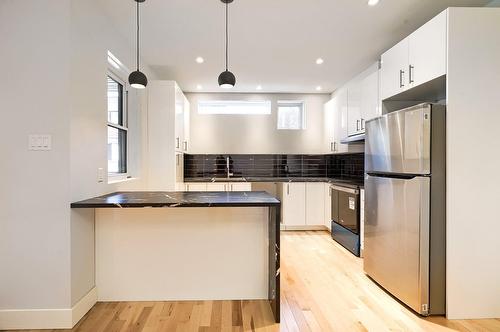 Kitchen - 3515 Boul. Décarie, Montréal (Côte-Des-Neiges/Notre-Dame-De-Grâce), QC - Indoor Photo Showing Kitchen With Upgraded Kitchen
