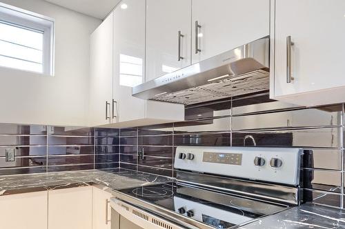 Kitchen - 3515 Boul. Décarie, Montréal (Côte-Des-Neiges/Notre-Dame-De-Grâce), QC - Indoor Photo Showing Kitchen With Upgraded Kitchen