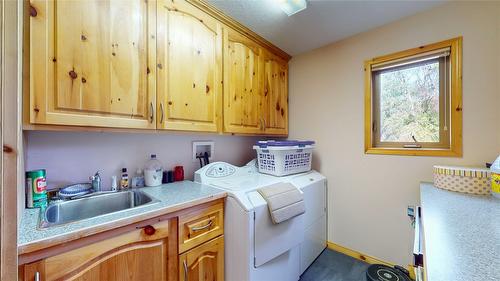 1528 Tie Lake Loop Road, Jaffray, BC - Indoor Photo Showing Laundry Room
