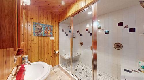 1528 Tie Lake Loop Road, Jaffray, BC - Indoor Photo Showing Bathroom