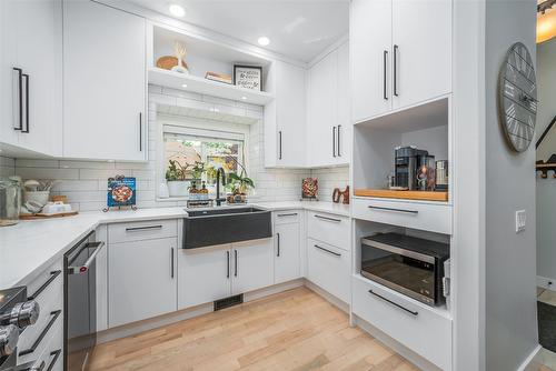 106-690 Lequime Road, Kelowna, BC - Indoor Photo Showing Kitchen With Upgraded Kitchen