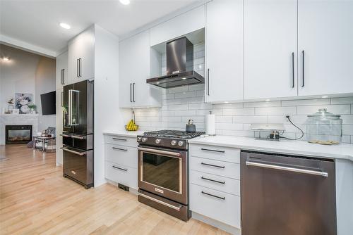 106-690 Lequime Road, Kelowna, BC - Indoor Photo Showing Kitchen With Upgraded Kitchen