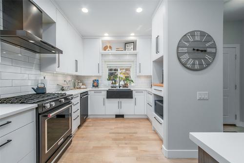 106-690 Lequime Road, Kelowna, BC - Indoor Photo Showing Kitchen With Upgraded Kitchen