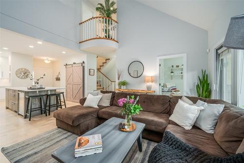 106-690 Lequime Road, Kelowna, BC - Indoor Photo Showing Living Room